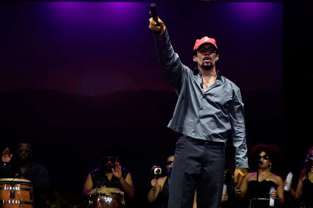 AME4476. SAN JUAN (PUERTO RICO), 03/11/2024.- El cantante puertorriqueño Bad Bunny canta durante el cierre de campaña de la alianza entre el Partido Independentista y Victoria Ciudadana este domingo, en San Juan (Puerto Rico). Unas 50.000 personas asistieron este domingo al cierre de campaña de la Alianza de País, que contó con el apoyo de artistas del calibre de Bad Bunny y Residente, con el objetivo de hacer historia y triunfar en las elecciones del 5 de noviembre en Puerto Rico. EFE/ Thais Llorca