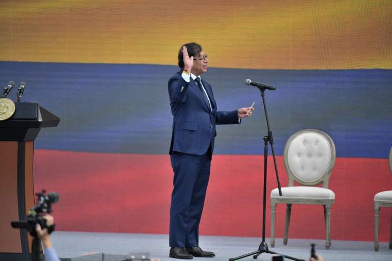 Gustavo Petro tomando juramento como presidente de la República de Colombia.