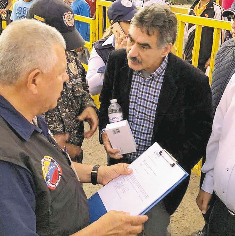 Carlos Pino en el momento en que es dejado en la frontera, luego de que el gobierno de Colombia lo expulsara. / EFE