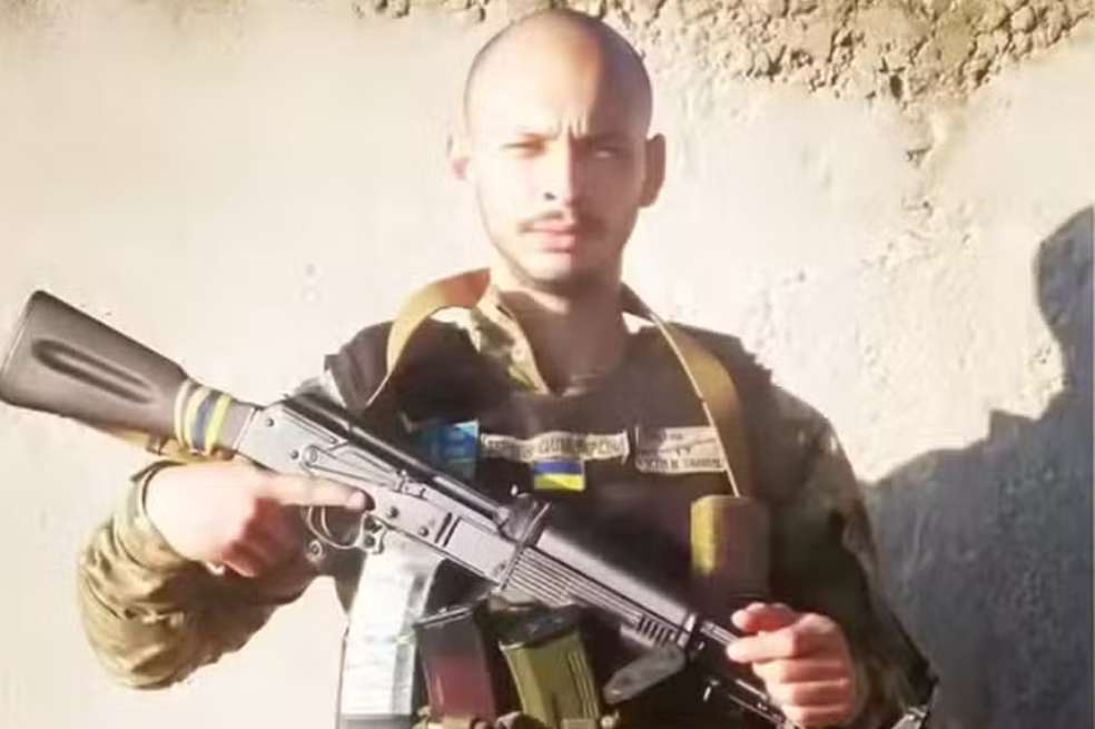 El brasileño Philippe Marques Pinto apareció en un video del Centro del Reclutamiento Extranjero de Ucrania diciendo que era un artillero de misiles antiaéreos.