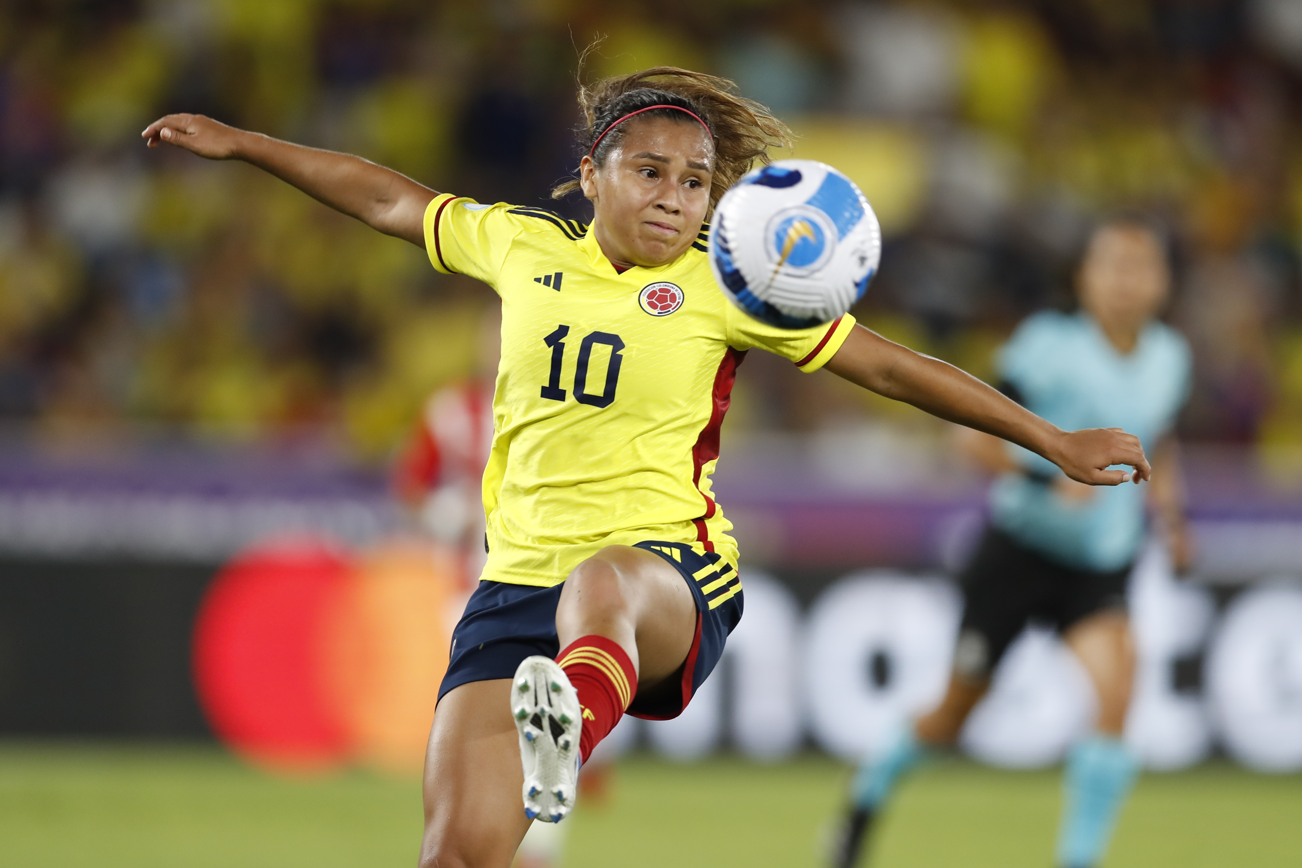 AMDEP2999. CALI (COLOMBIA), 08/07/2022.- Leicy Santos de Colombia controla el balón ante Paraguay hoy, en un partido del grupo A ante Paraguay de la Copa América Femenina en el estadio Pascual Guerrero en Cali (Colombia). EFE/Ernesto Guzmán Jr.