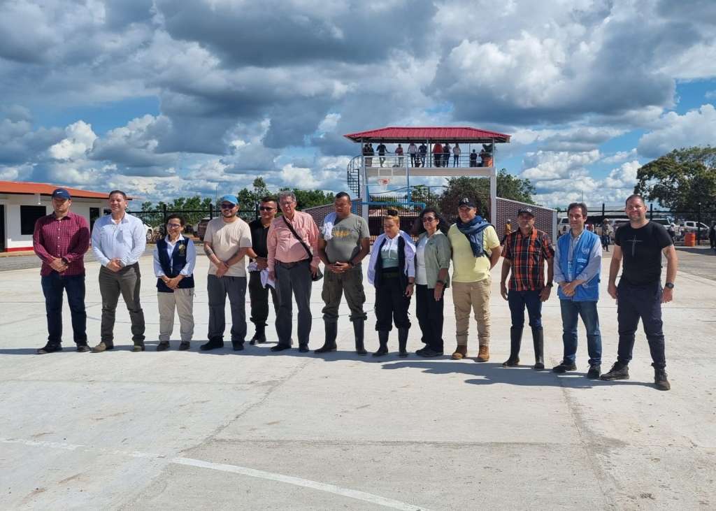 En la foto aparecen algunos de los miembros de las delegaciones de Gobierno, así como del Estado Mayor Central, entre ellos Calarcá Córdoba, Erika Castro, Cipriano Cortés y Tomás Ojeda, por el Bloque Jorge Briceño.