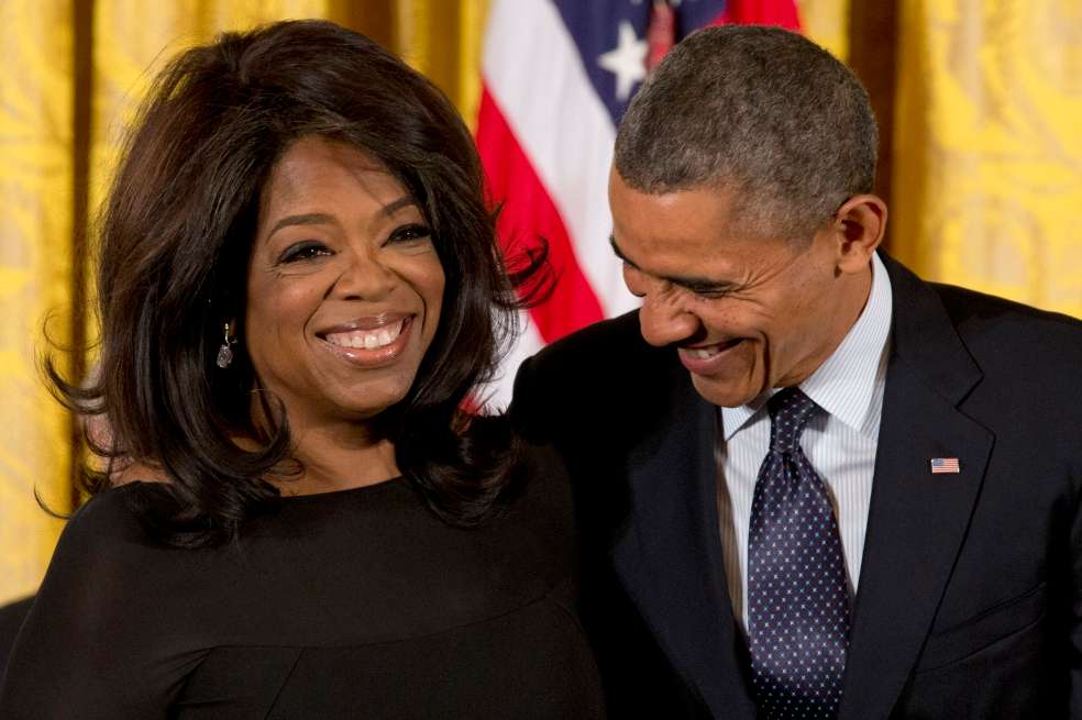 Oprah Winfrey superó múltiples dificultades en su infancia y ahora es la dueña de US$2.800 millones como patrimonio personal. Barack Obama le debe buena parte de su triunfo. / AP