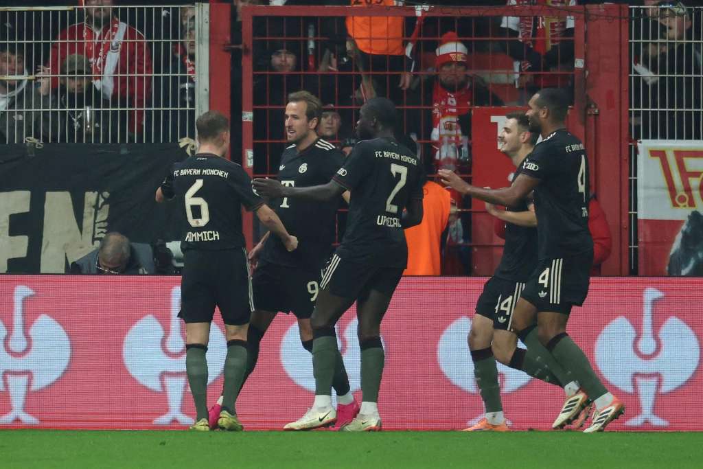 BERLIN (Germany), 03/12/2025.- Harry Kane (2-L) of Munich celebrates with teammates after scoring the 0-2 during the DFB Cup round of sixteen match between 1. FC Union Berlin and Bayern Munich, in Berlin, Germany, 03 December 2025. (Alemania) EFE/EPA/Filip Singer The DFB regulations prohibit any use of photographs as image sequences and/or quasi-video.