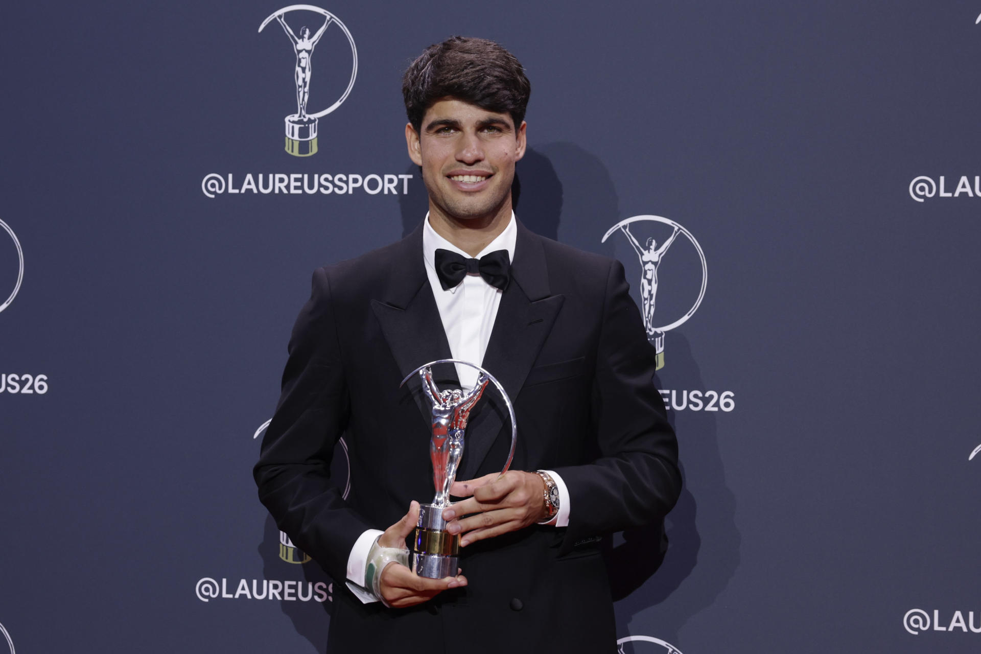 MADRID, 20/04/2026.- El tenista español Carlos Alcaraz posa con el galardón a Deportista del Año durante la gala de los premios Laureus World Sport 2026, los galardones más prestigiosos del deporte internacional, este lunes en el Palacio de Cibeles, en Madrid. EFE/Juanjo Martín