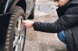 ¿Qué hacer si se pincha la llanta del carro? Esto debe saber