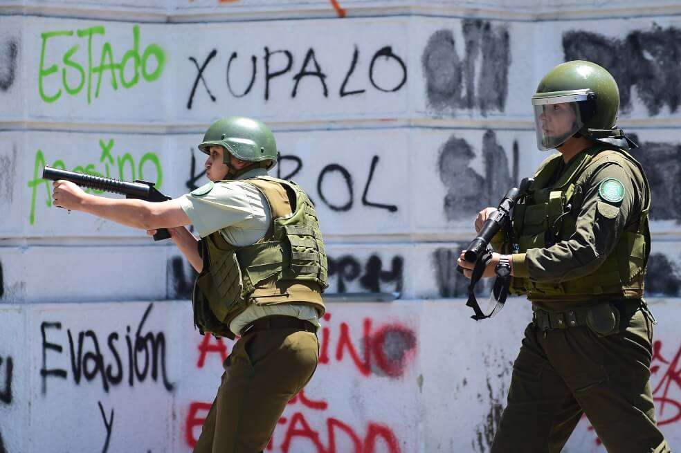 Desde el estallido de las protestas sociales en Chile se han recibido numerosas denuncias sobre abusos de fuerza por parte de la policía. / AFP