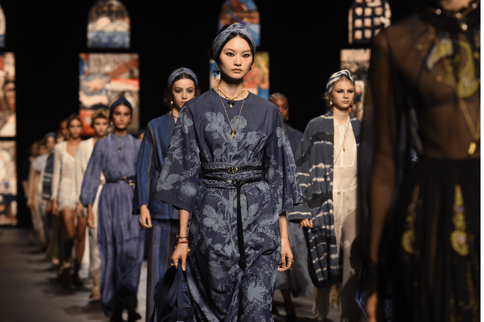 Modelos presentan creaciones Dior durante el Paris Fashion Week.