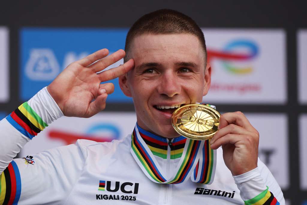 El ciclista belga Remco Evenepoel, medallista de oro, muerde su medalla en el podio tras la prueba masculina de contrarreloj individual élite del Campeonato Mundial de Ciclismo en Ruta UCI 2025, en Kigali, el 21 de septiembre de 2025.