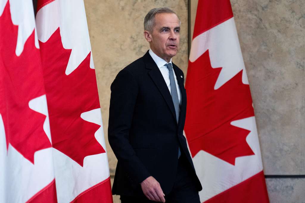 USA1770. OTTAWA (CANADÁ), 03/04/2025.- Fotografía de archivo del 27 de marzo de 2025 que muestra al primer ministro canadiense, Mark Carney, llegando a una conferencia de prensa sobre los aranceles propuestos por Estados Unidos en Parliament Hill, Ottawa (Canadá). El primer ministro canadiense, Mark Carney, afirmó este jueves que las medidas comerciales adoptadas por la Administración de Donald Trump "fracturan la economía global" y que el "sistema global de comercio anclando en EE.UU." se ha acabado. EFE/Spencer Colby /ARCHIVO
