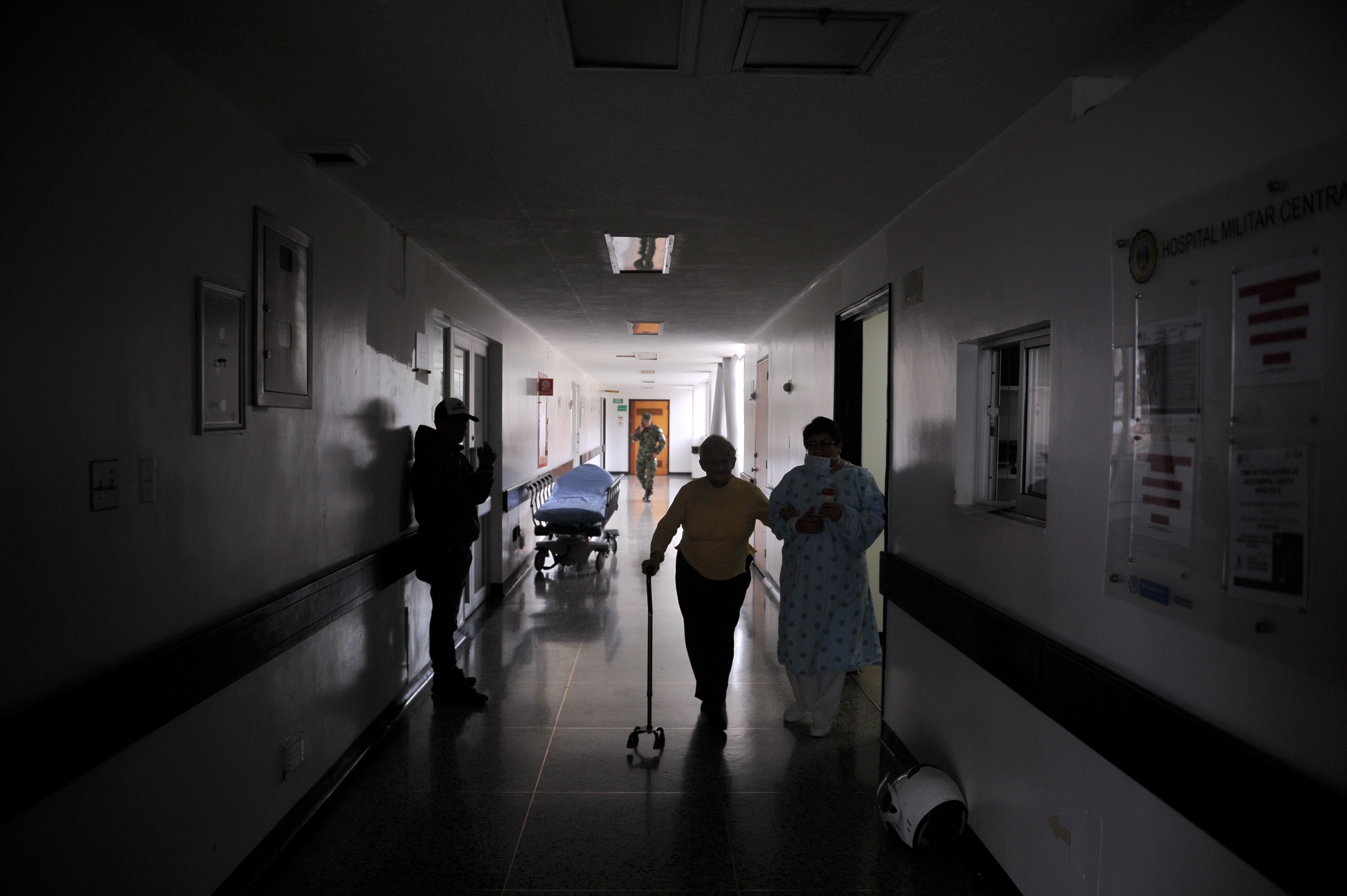 Fachada y recorrido por las instalaciones de este hospital, se observan: Prótesis, camas de hospital, soldados, médicos, enfermeros.