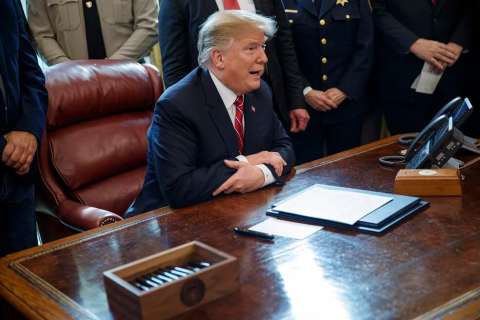 Trump vetó decisión de Congreso que ponía fin a su  "emergencia nacional"