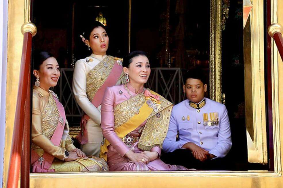 La reina Suthida junto a la familia real de Tailandia. / AFP