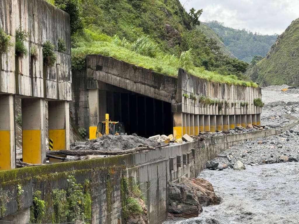 La desembocadura de la quebrada Estaquecá en el río Negro y el acceso a los túneles falsos a la altura del K46+700.