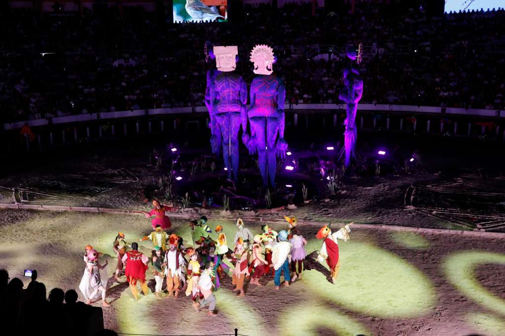 AME1305. BOGOTÁ (COLOMBIA), 20/09/2025.- Actores presentan 'La casa común', una gran experiencia teatral inmersiva, que dará la bienvenida a la primera edición de la Bienal Internacional de Arte y Ciudad BOG25 este sábado, en Bogotá (Colombia). EFE/ Mauricio Dueñas Castañeda