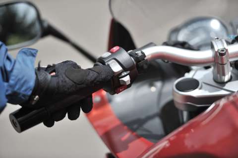 Qué pasa si se conduce una moto con frenos desgastados