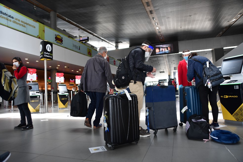 Un viajero , con maletas, en el aeropuerto El Dorado.