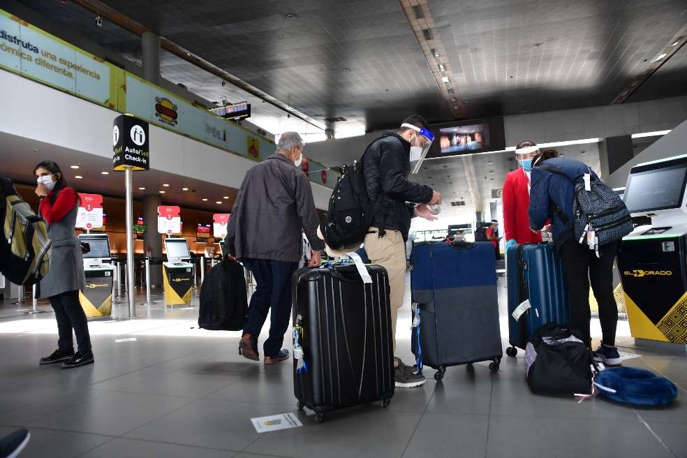Un viajero , con maletas, en el aeropuerto El Dorado.