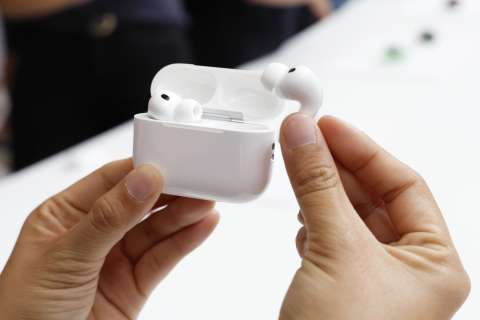 ¿Por qué un AirPod o audífono se descarga más rápido que el otro y cómo solucionarlo?