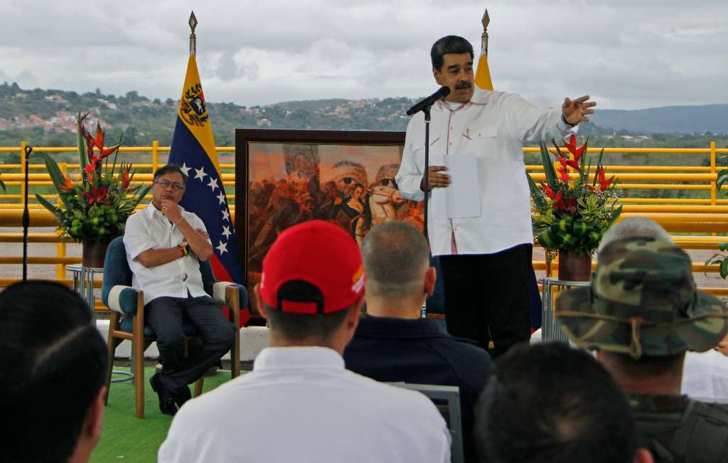 AME5125. PUENTE ATANASIO GIRARDOT (COLOMBIA), 16/02/2023.- El presidente de Venezuela Nicolás Maduro (d), habla durante una reunión con su homólogo colombiano Gustavo Petro hoy, en el Puente Atanasio Girardot, en la frontera entre Colombia y Venezuela. El presidente de Colombia, Gustavo Petro, abogó este jueves desde la frontera con Venezuela por "quitar barreras" al comercio fronterizo entre ambos países y profundizar las relaciones para que "la gente pueda vivir sin temor" después de firmar un acuerdo comercial con su homólogo Nicolás Maduro. EFE/Mario Caicedo