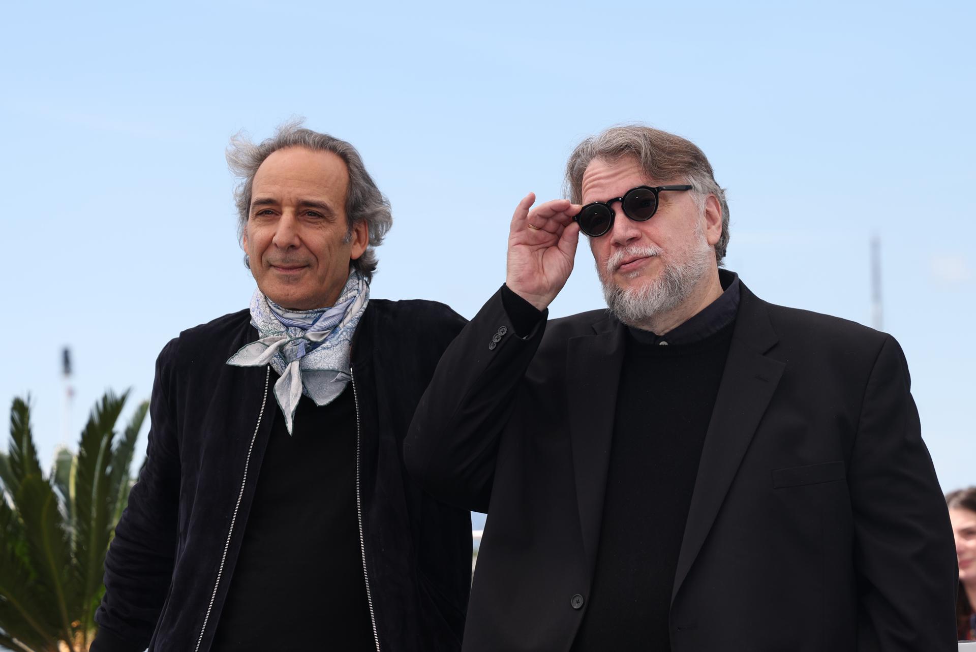 CANNES (France), 18/05/2025.- Composer Alexandre Desplat (L) and director Guillermo Del Toro (R) attend the photocall for 'La Lecon De Musique: Alexandre Desplat & Guillermo Del Toro' during the 78th annual Cannes Film Festival, in Cannes, France, 18 May 2025. The film festival runs from 13 to 24 May 2025. (Cine, Francia) EFE/EPA/MOHAMMED BADRA