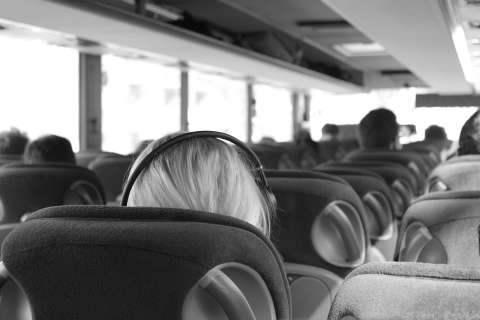 Por un acto racista, el conductor de un bus expulsó a una usuaria