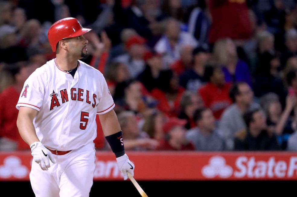 Albert Pujols está a un cuadrangular de llegar a la cifra de los 600 cuadrangulares. / AFP