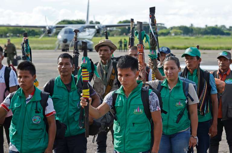 AME533. SAN JOSÉ DEL GUAVIARE (COLOMBIA), 21/05/2023.- Indígenas (18 de la etnía Murui y Siona, y 7 Coreguajes del Caquetá) llegan hoy al aeropuerto de San José del Guaviare para recibir inducciones y unirse a los grupos de búsqueda de los menores perdidos en la selva, en Guaviare (Colombia). Casi un centenar de indígenas que conocen bien la selva unirán sus conocimientos y su ayuda a la búsqueda de los cuatro hermanos menores perdidos desde hace 21 días tras el accidente aéreo donde fallecieron también tres adultos. A primera hora del domingo salió acompañando a las fuerzas militares un primer grupo de 10 indígenas nukak, los pobladores originales de la zona selvática donde se estrelló el avión Cessna 206 el pasado 1 de mayo. Se espera que se unan hasta 85 indígenas, de acuerdo a las autoridades. EFE/ Mauricio Dueñas Castañeda
