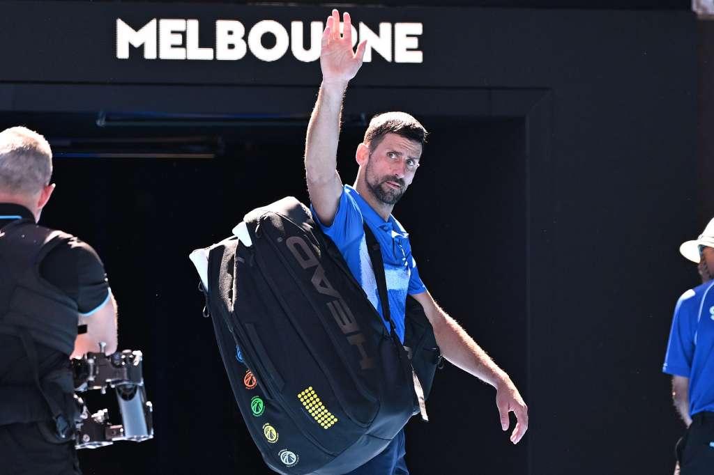 -FOTODELDIA- Melbourne (Australia), 24/01/2025.- El tenista serbio Novak Djokovic abandona el encuentro de semifinales del Abierto de Australia después de que el alemán Alexander Zverev se apuntara el primer set por 7-6(5), tras una hora y 21 minutos. EFE/JAMES ROSS AUSTRALIA AND NEW ZEALAND OUT
