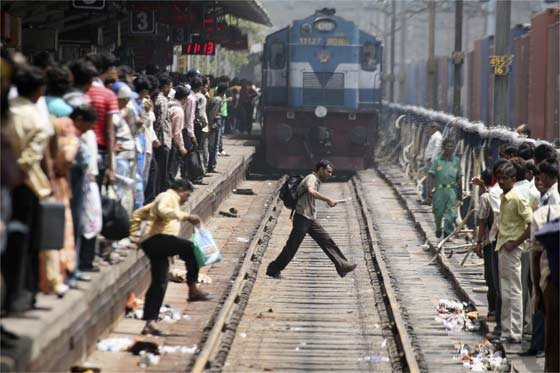 Policía india arrestará a quien se haga «selfies» delante de trenes