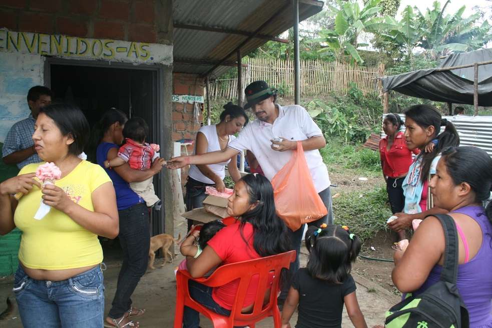 A Daniel le pagaban por su trabajo en la comunidad indígena con aguacates, café y yuca, alimentos que se cultivan en la zona.