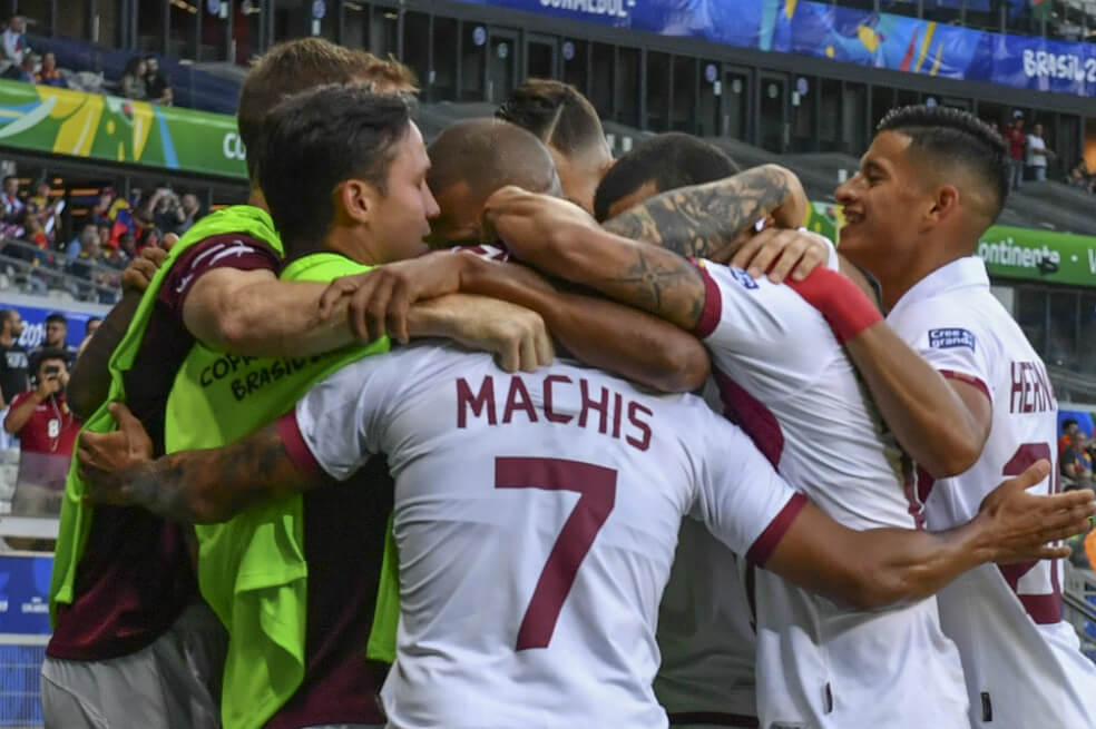 Los jugadores de Venezuela celebran uno de los goles con los que vencieron a Bolivia. / AFP