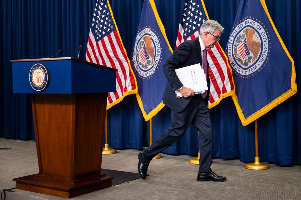 Washington (United States), 27/07/2022.- Federal Reserve Board Chairman Jerome Powell departs a news conference after the Fed decided to once again raise interest rates by three-quarters of a percentage point at the William McChesney Martin Jr. Building in Washington, DC, USA, 27 July 2022. The Fed hopes to temper inflation rates, which have reached their highest levels in 40 years. (Estados Unidos, Roma) EFE/EPA/JIM LO SCALZO