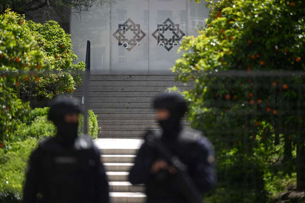 Oficiales de policía portugueses montan guardia frente al centro islámico Ismaili en Lisboa, después de que dos personas murieran tras un ataque con cuchillo que hirió a varios más.
