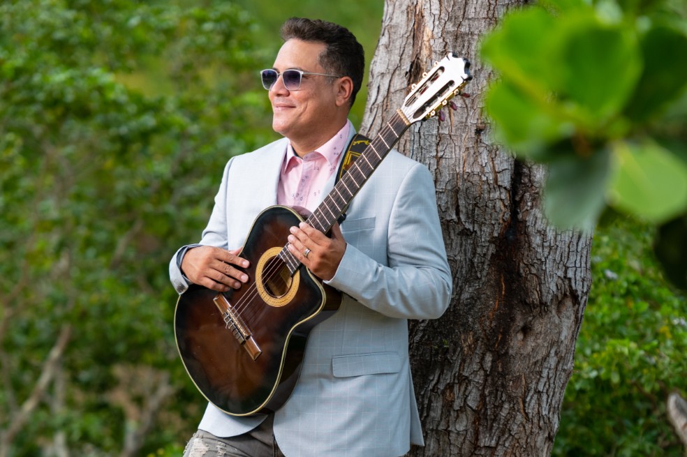 Durante varios años, Javi Quiñones cantó con el Conjunto Chaney, Costa Brava de
Puerto Rico y la Orquesta de Johnny Torruella, además de grupos folclóricos como los Pleneros de Ponce, Ballet Folclórico Bambalué y los Guayacanes de San Antón, entre otros.