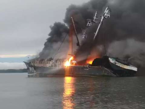 Embarcación que fue avistada en Bahía Solano pescando delfines amaneció incinerada