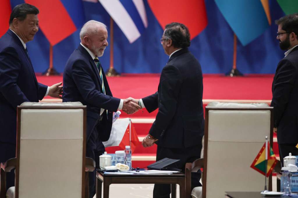 Beijing (China), 13/05/2025.- Brazilian President Luiz Inacio Lula da Silva (2-L) greets Colombian President Gustavo Petro (C-R) in presence of Chinese President Xi Jinping (L) and Chilean President Gabriel Boric (R) during the opening ceremony of the Fourth Ministerial meeting of the China-CELAC (Community of Latin American and Caribbean States) Forum in Beijing, China, 13 May 2025. EFE/EPA/ANDRES MARTINEZ CASARES