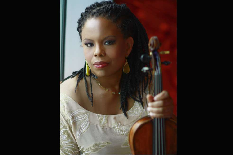 Regina Carter comenzó a tocar violín a los cuatro años. Ahora tiene más de ocho producciones con los sellos más importantes del jazz. / Cortesía Teatro Libre