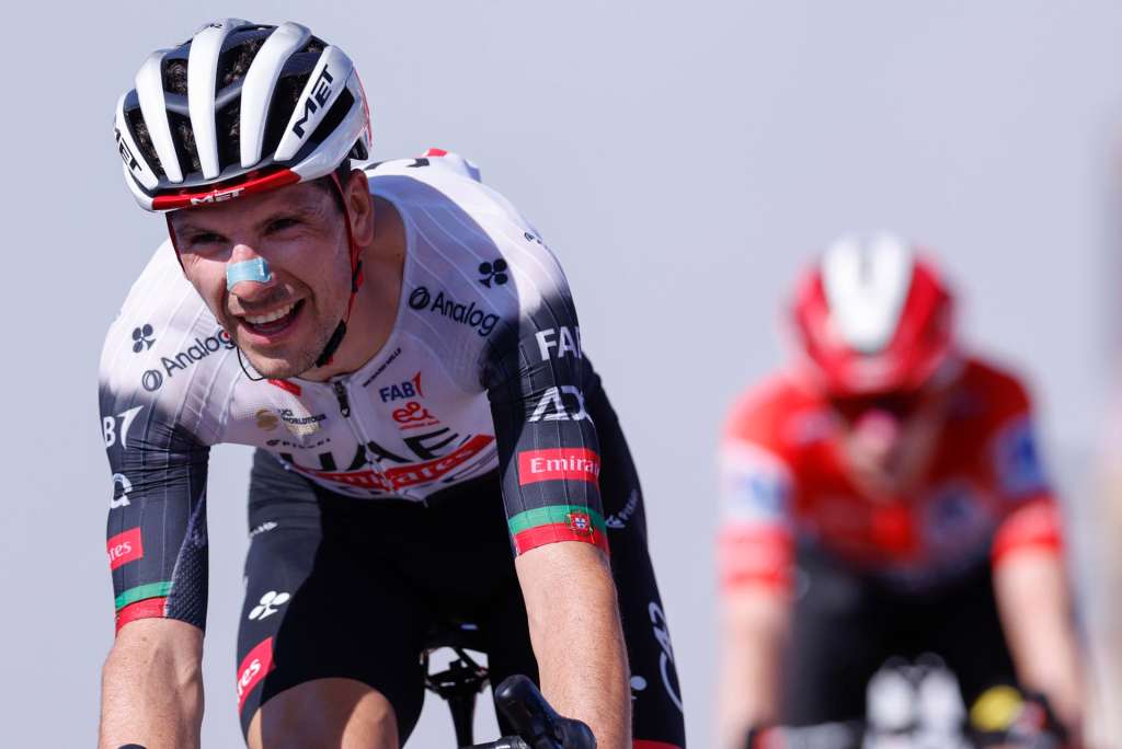 FOTODELDÍA - L'ANGLIRU, 05/09/2025.- El portugués Joao Almeida (UAE Team Emirates-XRG) entra vencedor en la etapa 13 de la Vuelta Ciclista a España 2025 disputada entre el Cabezón de la Sal, y L'Angliru, de 202,7km de recorrido, este viernes. EFE/Javier Lizón