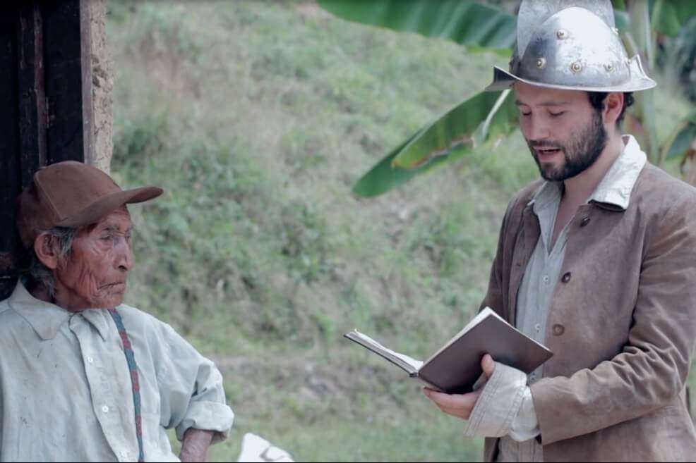 Imagen de la escena en la que el actor español habla con un indígena colombiano. / Tomada del documental "Doble yo"