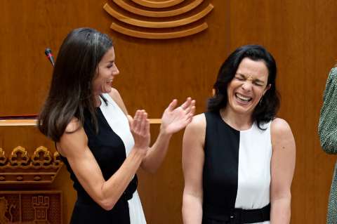 ¡El mismo vestido! Reina Letizia entregó premio a mujer vestida igual a ella