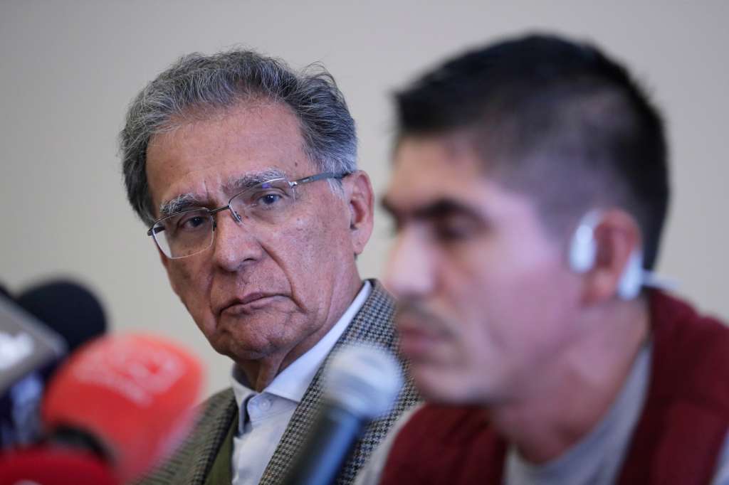 AME8636. BOGOTÁ (COLOMBIA), 18/10/2024.- El jefe negociador del Gobierno colombiano, Camilo González (i) y el delegado de las EMC -FARC EP Andrey Avendaño hablan durante una rueda de prensa este viernes, en Bogotá (Colombia). El Gobierno colombiano y los frentes escindidos del Estado Mayor Central (EMC), la mayor disidencia de las FARC, cerraron este viernes el VI ciclo de diálogos de paz en un periodo en el que esperan que el cese al fuego bilateral extendido por otros seis meses permita avanzar en la participación ciudadana y en las transformaciones en tres zonas priorizadas del país. EFE/ Carlos Ortega
