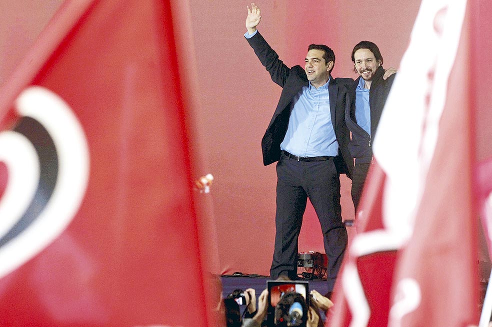Alexis Tspiras (i), líder de Syriza, y Pablo Iglesias (d), cabeza de Podemos, provocan temores en Europa. El primero puede ganar hoy en Grecia y empezar una ola de partidos antiausteridad. / AFP / AFP