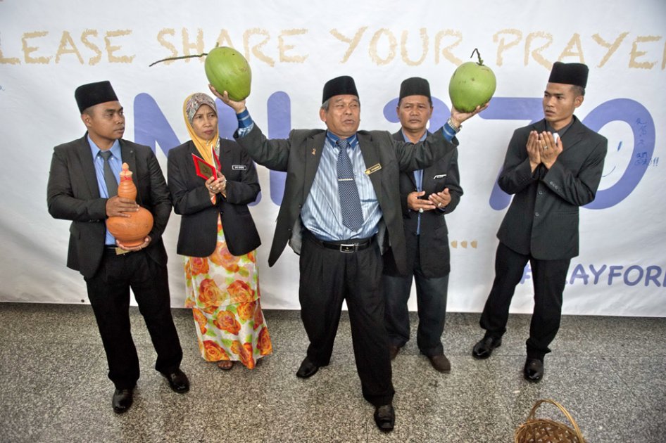 Uno de los "bomoh" o chamán en la tradición de la cultura malaya quien busca ayudar con sus ritos a tener pista del paradero del avión malasio desaparecido.