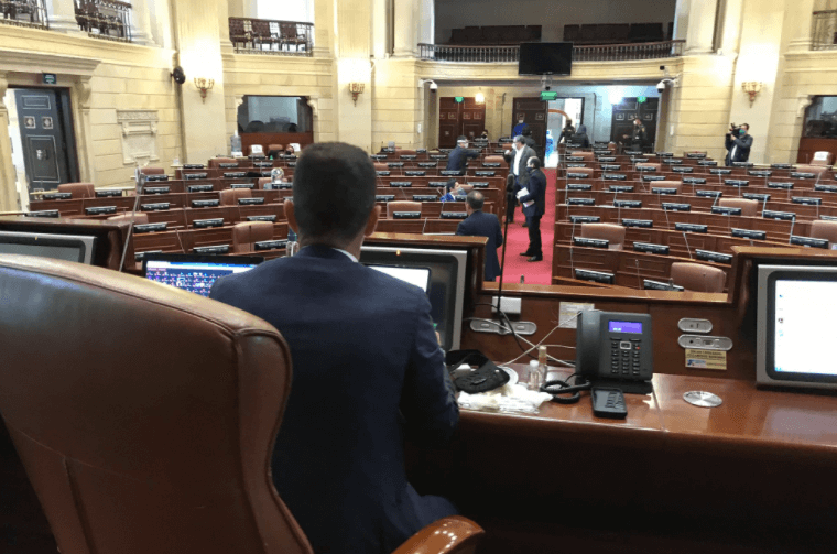 Voceros de todos los partidos, llegaron al Salón Elíptico para implementar, por primera vez, el modelo de sesiones semipresenciales. / Captura de pantalla de Twitter