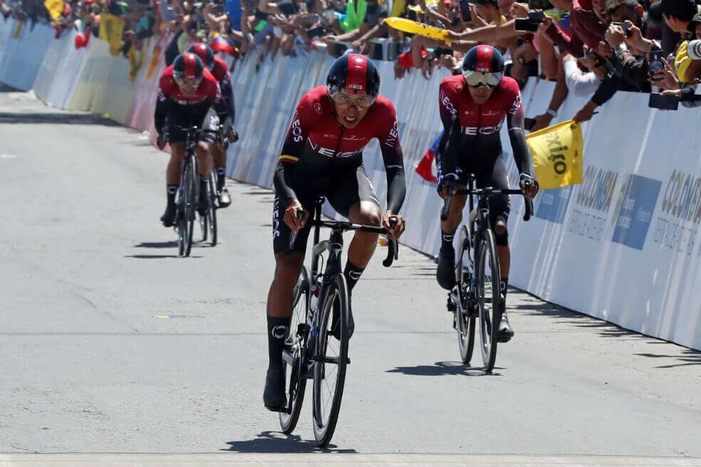 El ciclista colombiano Egan Bernal (c), de Team Ineos, cruza la meta en la primera etapa del Tour Colombia 2.1, este martes en Tunja.
/ EFE