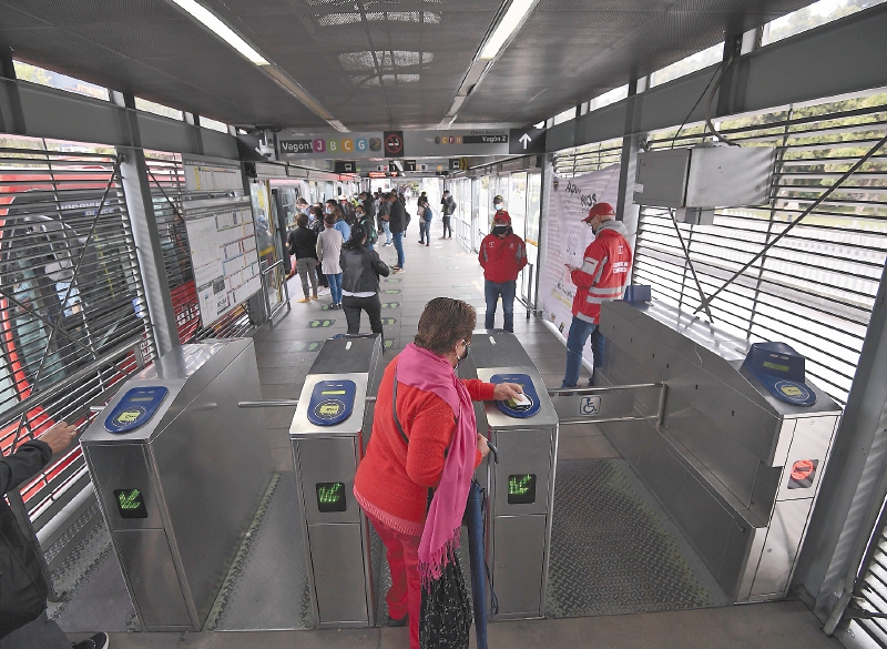 Uno de los temas en discusión es subsidiar el uso de sistemas de transporte, por ejemplo Transmilenio en Bogotá, para los estudiantes de bajos recursos económicos.