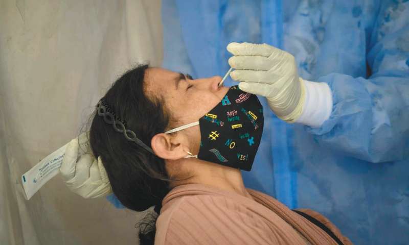 Colombia realiza cerca de 30.000 pruebas diarias pero se estima que el país necesita expandir esa capacidad por encima de las 100.000 para tener un mejor control de la pandemia.