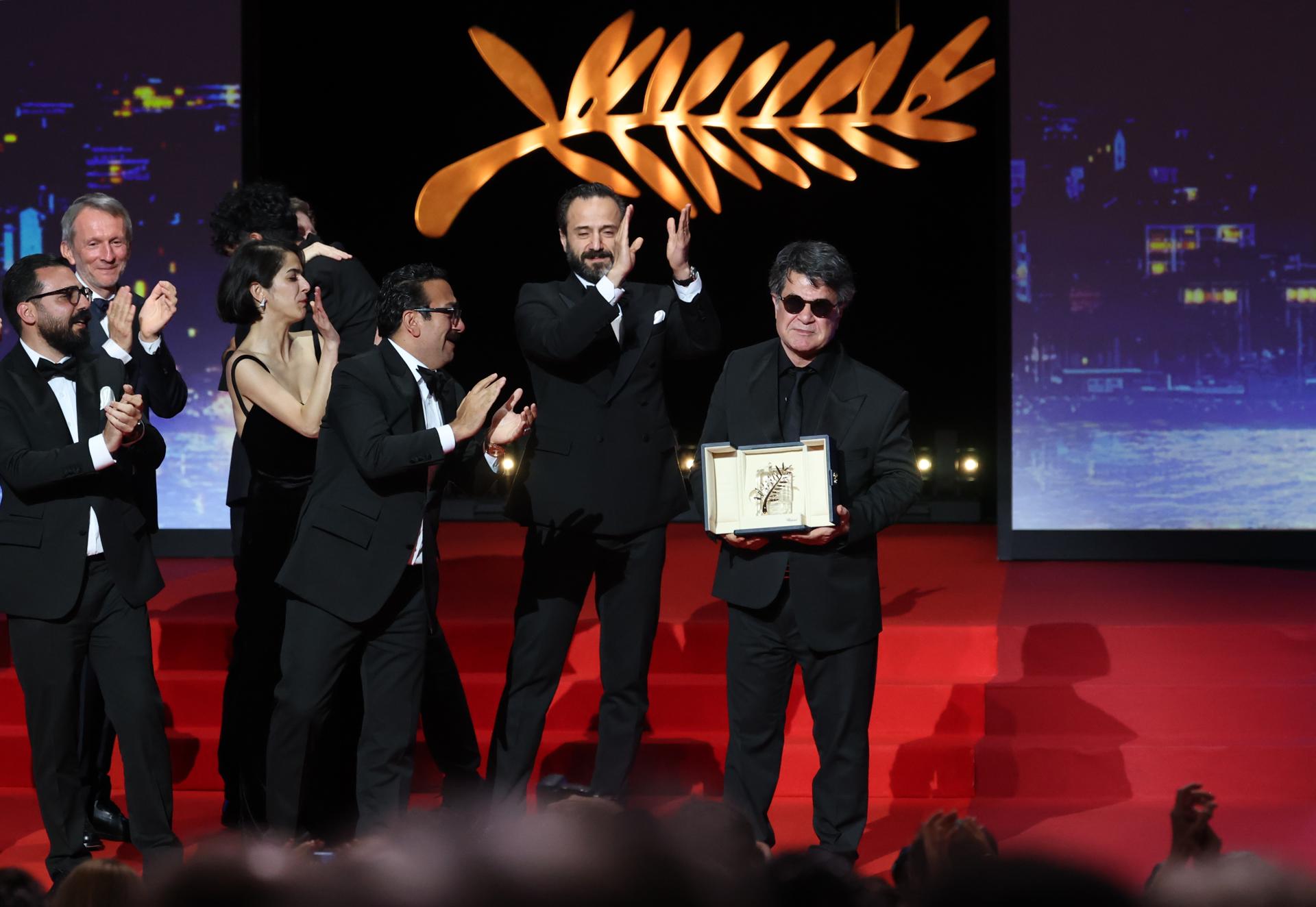 CANNES (France), 24/05/2025.- Iranian director and screenwriter and producer Jafar Panahi (R) celebrates on stage after winning the Palme d'Or for the film "Un simple accident" (A Simple Accident) during the closing and awards ceremony of the 78th annual Cannes Film Festival, in Cannes, France, 24 May 2025. The film festival runs from 13 to 24 May 2025. (Cine, Francia) EFE/EPA/MOHAMMED BADRA