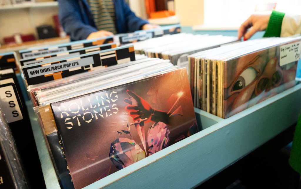York (Reino Unido), 19/10/2023.- Una copia del nuevo álbum de The Rolling Stones, 'Hackney Diamonds', se exhibe en una tienda de discos en York, Gran Bretaña,este jueves. El 24º álbum de estudio del grupo, su primero desde hace 18 años, sale a la venta general el 20 de octubre. EFE/ADAM VAUGHAN